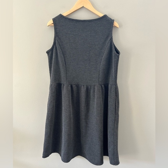 Pennington’s Fit&Flare V-Neck Zipper Front Sleeveless Textured Pocket Midi Dress - Picture 3 of 5